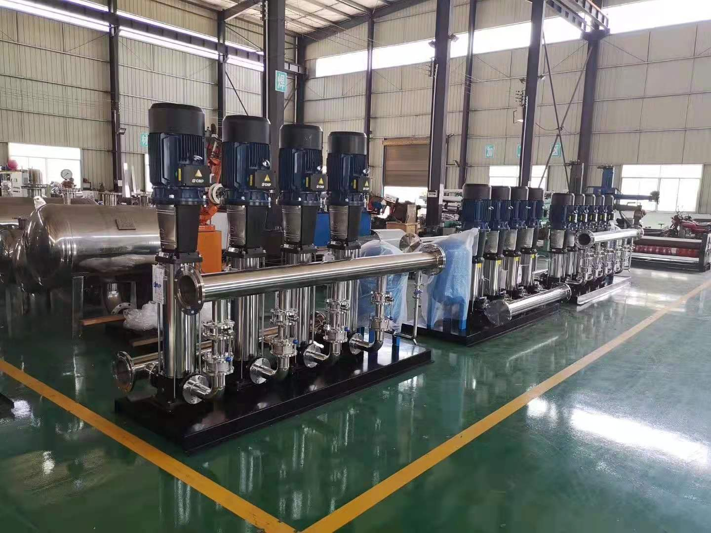 標(biāo)準(zhǔn)化的供水設(shè)備生產(chǎn)車間