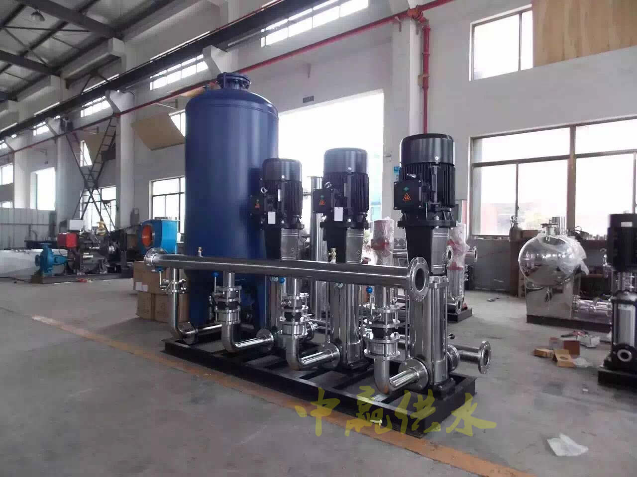 現(xiàn)代化的氬弧焊自動焊接設(shè)備讓供水設(shè)備品質(zhì)更有保障